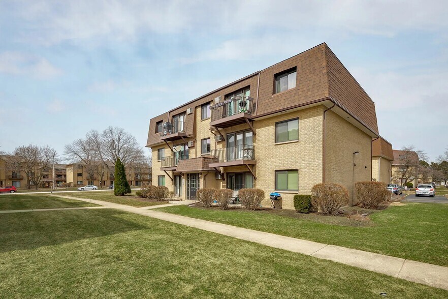 More Photos Of 106 Olesen Dr, Naperville Apartments For Sale
