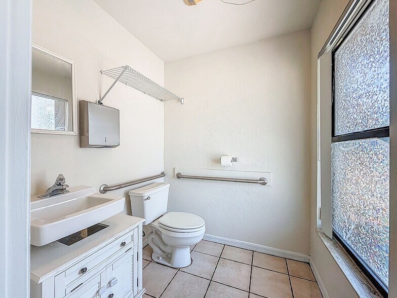 More Photos Of 5524 Independence Ct, Punta Gorda Warehouse For Sale