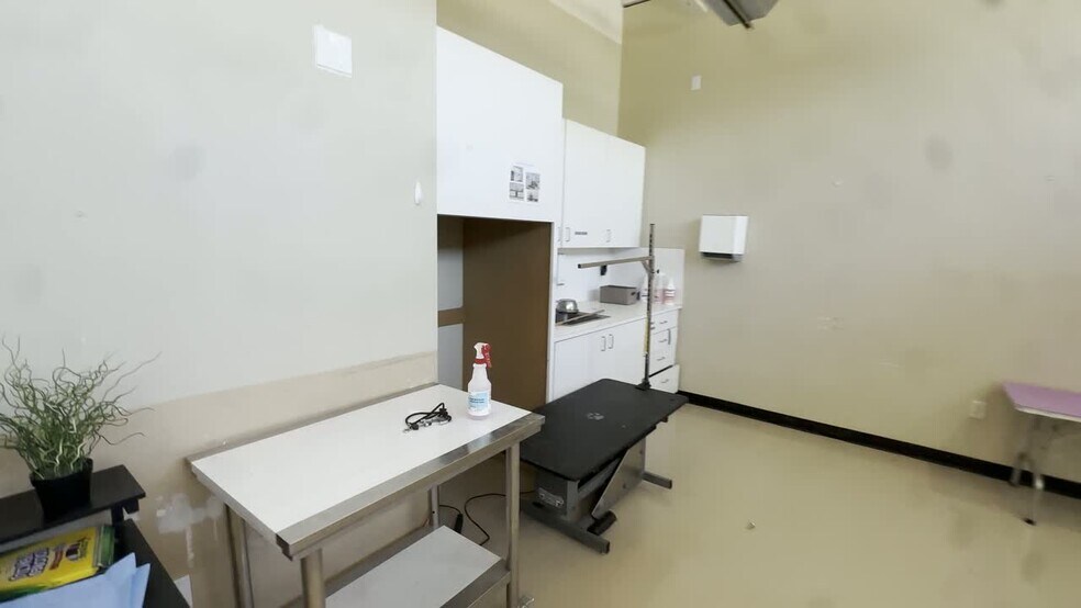 More Photos Of 8028 W Thunderbird Rd, Peoria Veterinarian Kennel For Lease