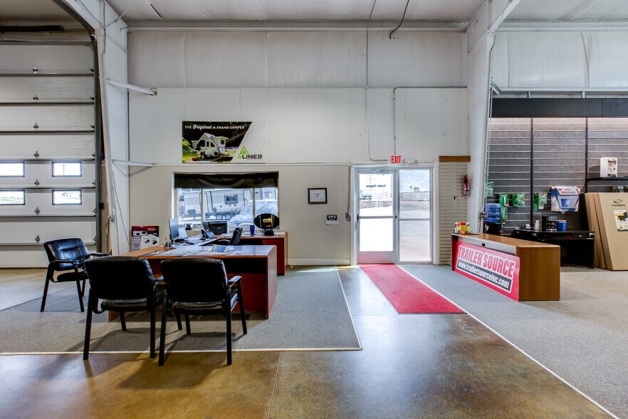 More Photos Of 4081 Camelot Cir, Longmont Showroom For Sale