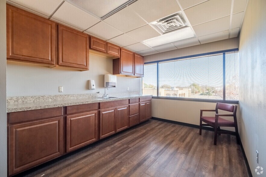 More Photos Of 2424 50th St, Lubbock Medical For Sale