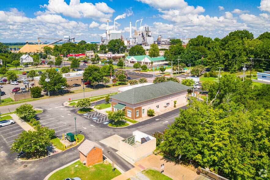 More Photos Of 1302 Lee St, West Point Freestanding For Lease