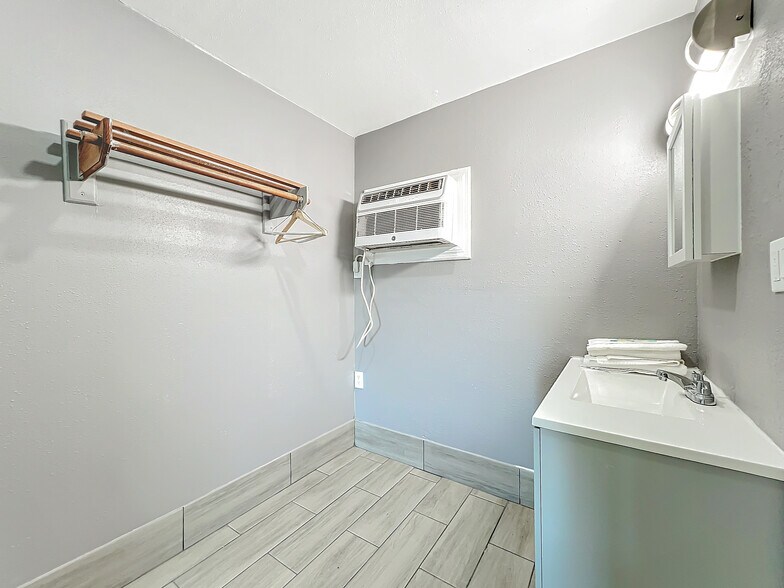 More Photos Of 307 E Vine St, Kissimmee Hotel For Sale