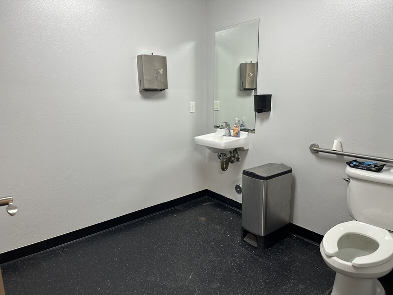 More Photos Of 20821 Dearborn St, Chatsworth Warehouse For Lease