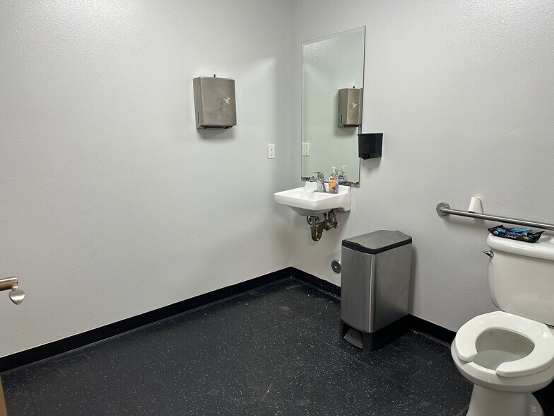 More Photos Of 20821 Dearborn St, Chatsworth Warehouse For Sale