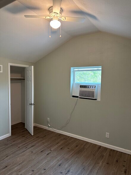 More Photos Of 2001 E 20th St, Hooks Apartments For Sale