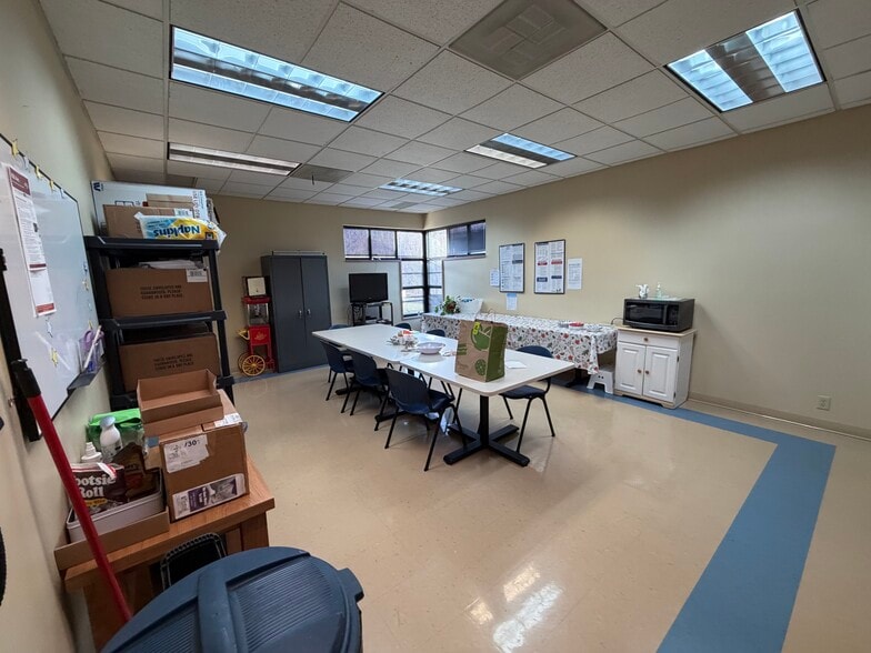 More Photos Of 17811 E 40 Hwy, Independence Office For Sale