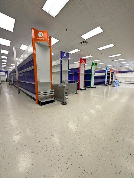 More Photos Of 1011-1013 Wal St, Longview Storefront Retail Office For Lease