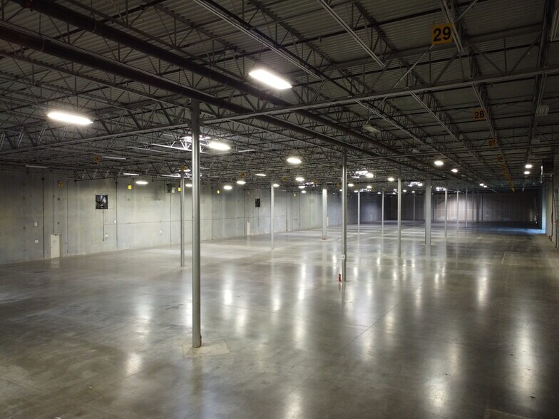 More Photos Of 5201 Catron Dr, Dallas Distribution For Lease