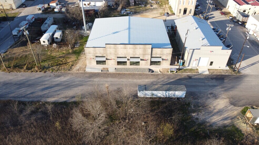 More Photos Of 202 W 1st St, Taylor Flex For Lease