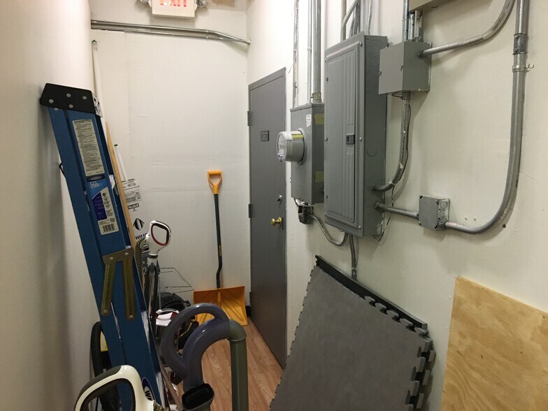 More Photos Of 1017 Davis St, Evanston Storefront For Lease