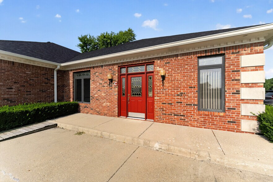 More Photos Of 200 N Emerson Ave, Greenwood Office For Lease