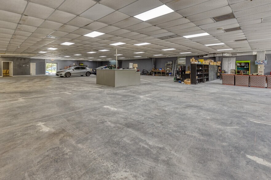 More Photos Of 5953 Roosevelt Blvd, Jacksonville Storefront Retail Office For Lease
