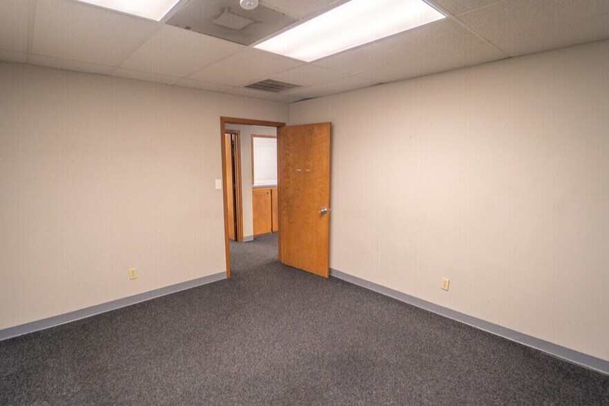 More Photos Of 1404 E Rio Grande St, Victoria Warehouse For Sale