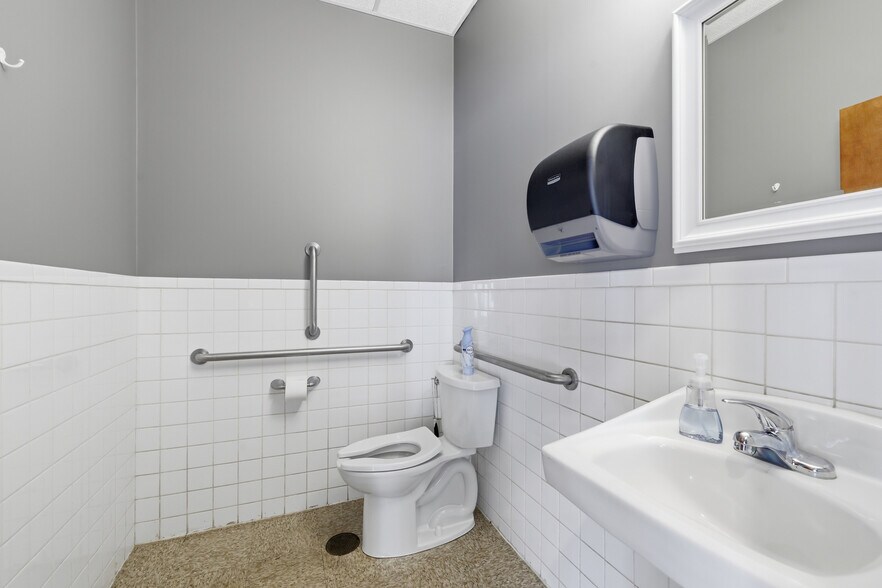 More Photos Of 200 S Minnesota Ave, Saint Peter Office For Sale