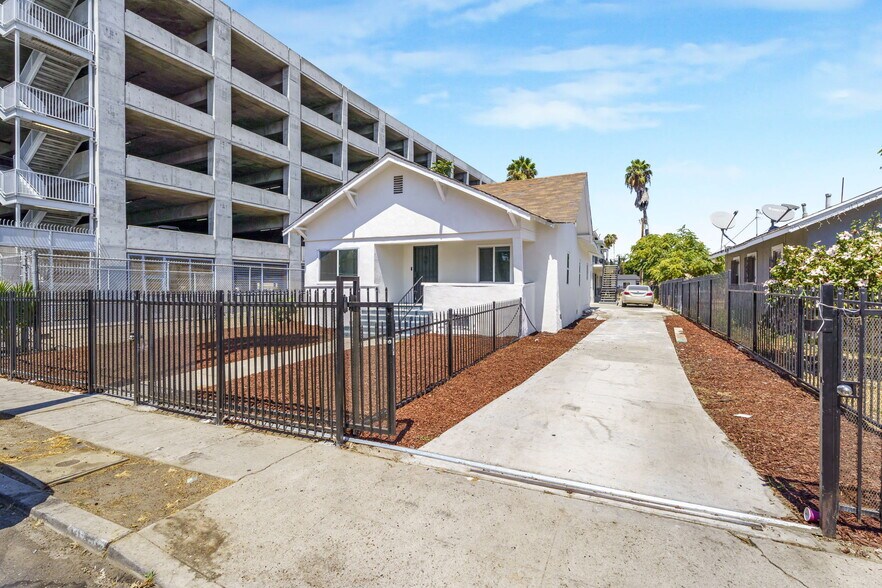 More Photos Of 925 W 84th St, Los Angeles Apartments For Sale