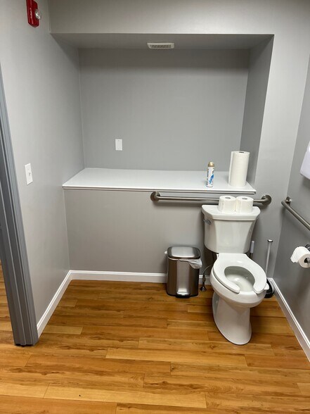 More Photos Of 50 Industrial Cir, Lincoln Manufacturing For Lease