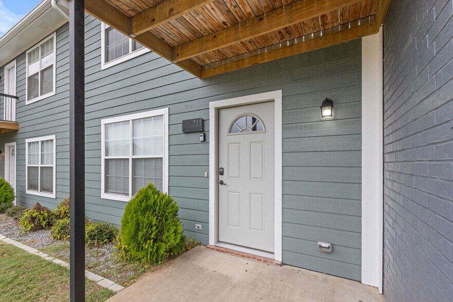 More Photos Of 705-715 W Crawford St, Denison Apartments For Sale