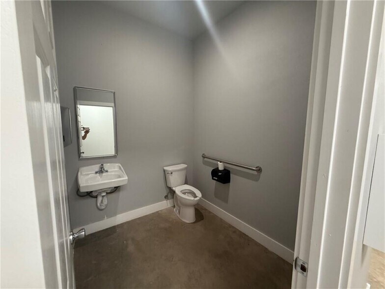 More Photos Of 162 Grading Ln, Cave Springs Flex For Lease
