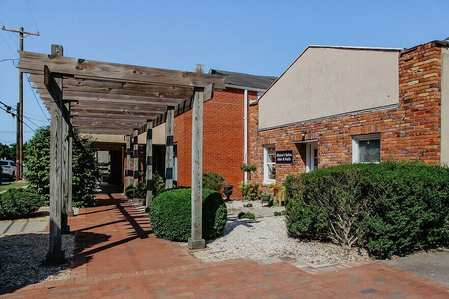 More Photos Of 670 SW Broad St, Southern Pines Office For Lease