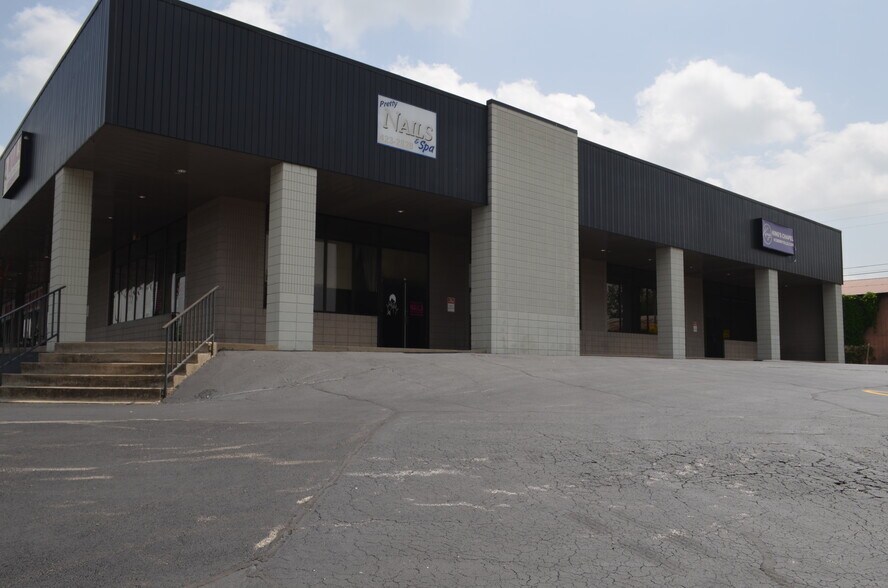 More Photos Of 910 W Trimble Ave, Berryville General Retail For Lease
