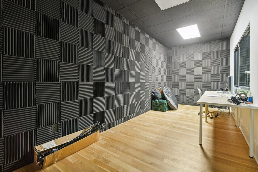 More Photos Of 2-4 Garber Sq, Ridgewood Restaurant For Sale