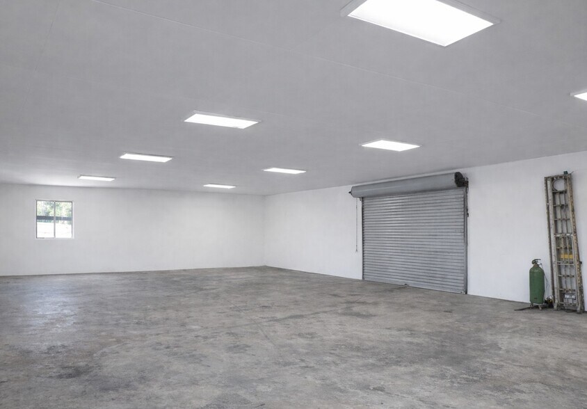 More Photos Of 18252 E Colonial Dr, Orlando Light Distribution For Lease