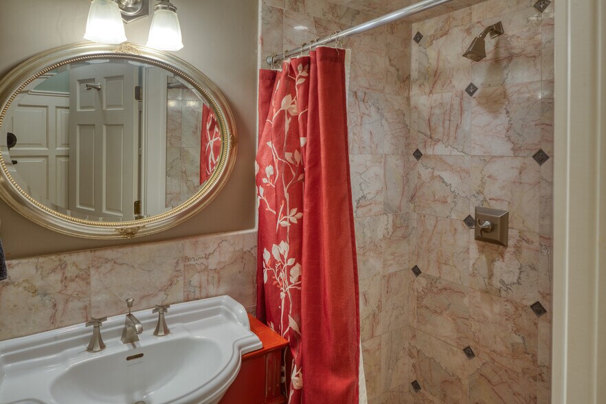 More Photos Of 14 E Taylor St, Savannah Specialty For Sale