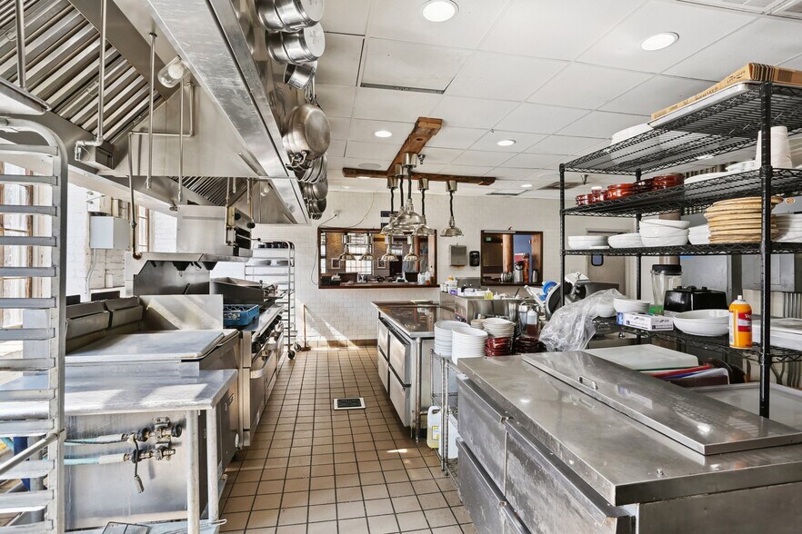 More Photos Of 1051 Annunciation St, New Orleans Restaurant For Sale