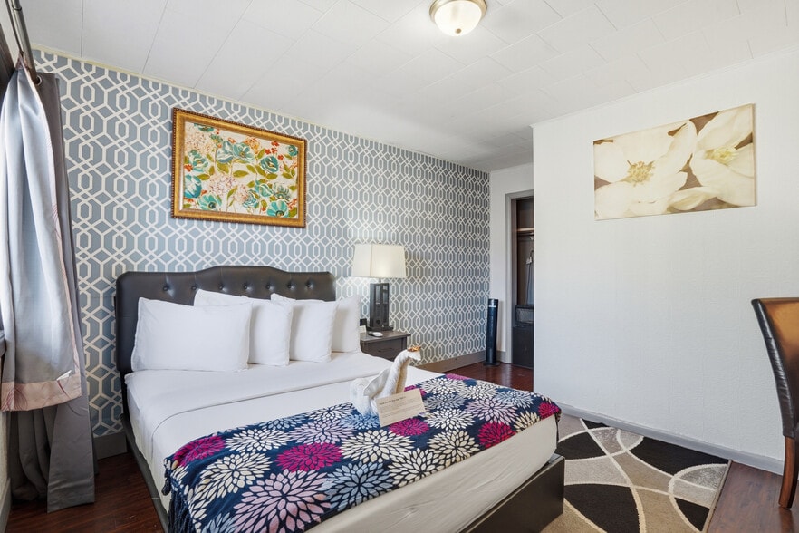 More Photos Of 214 E Cleveland St, Sundance Hotel For Sale
