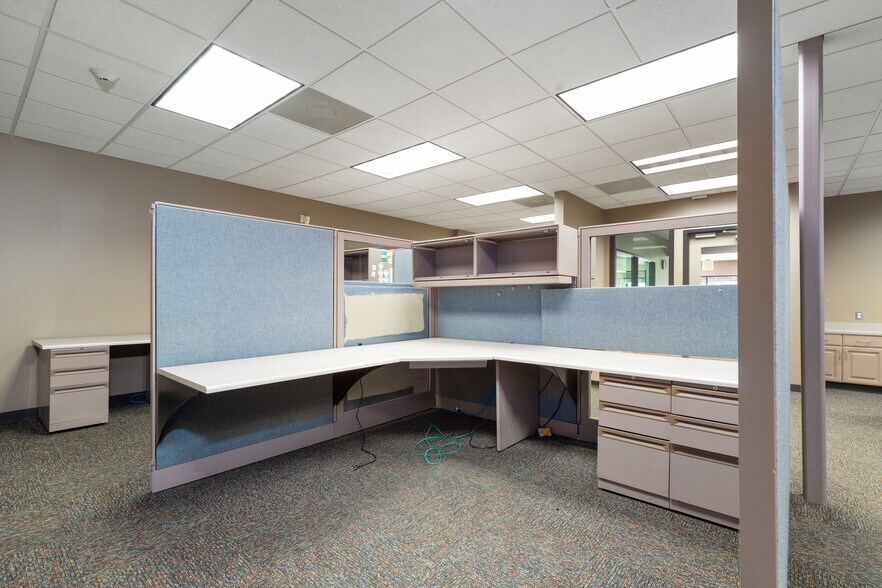 More Photos Of 212 S Main St, Grove Office For Sale