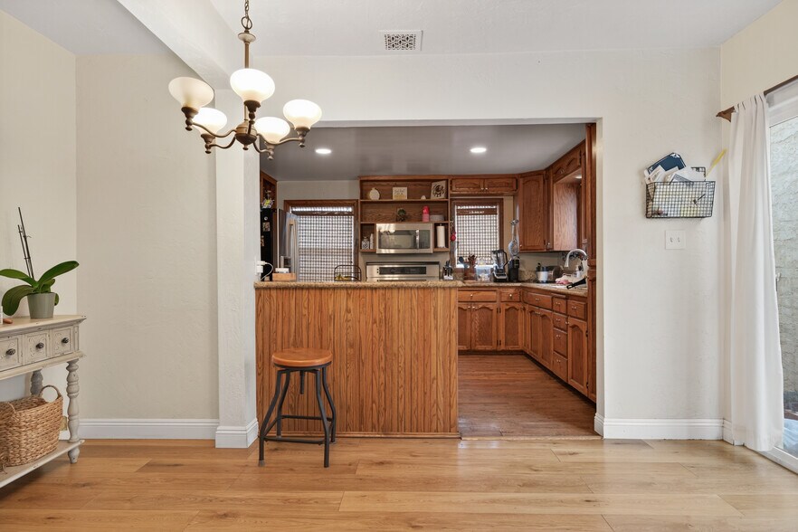 More Photos Of 27 W Prospect St, Ventura Storefront Retail Residential For Sale