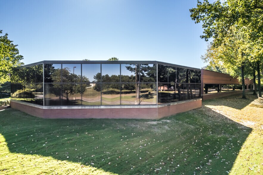 More Photos Of 7275 Goodlett Farms Pky, Cordova Light Distribution For Lease