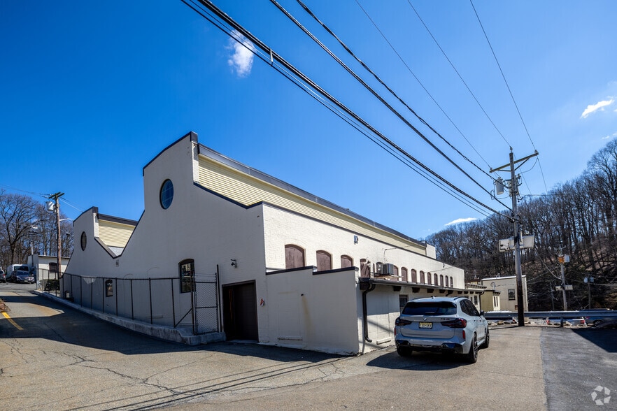 More Photos Of 1 Hollywood Ave, Ho-Ho-Kus Warehouse For Lease