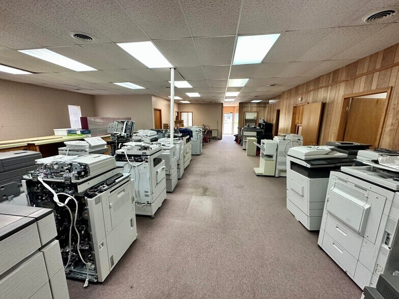 More Photos Of 712 Coulter Dr, New Albany Medical For Sale