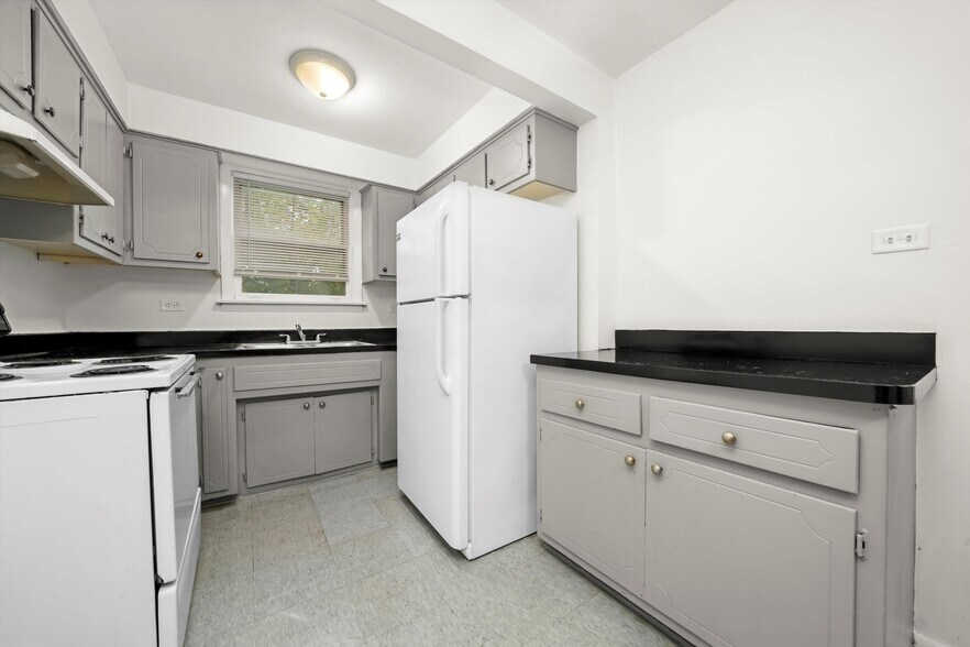 More Photos Of 1049 W Vermont Ave, Calumet Park Apartments For Sale