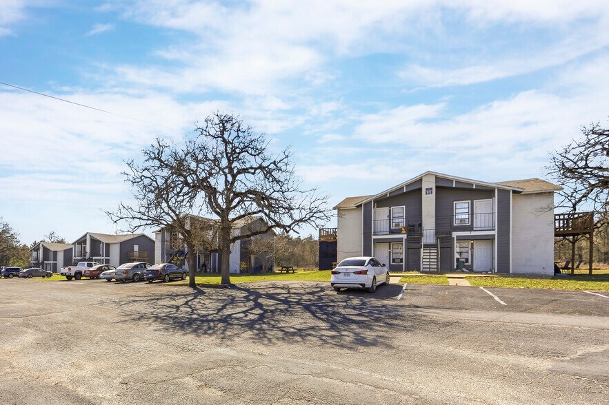 More Photos Of 1105 Westwood Ln, Giddings Apartments For Sale