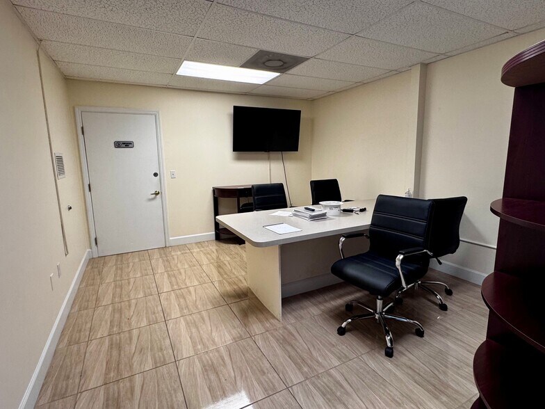 More Photos Of 1550-1582 Global Ct, Sarasota Light Manufacturing For Sale