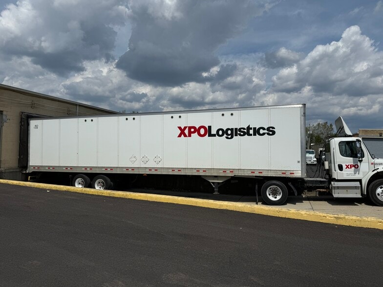 More Photos Of 671-697 N James Rd, Columbus Warehouse For Lease