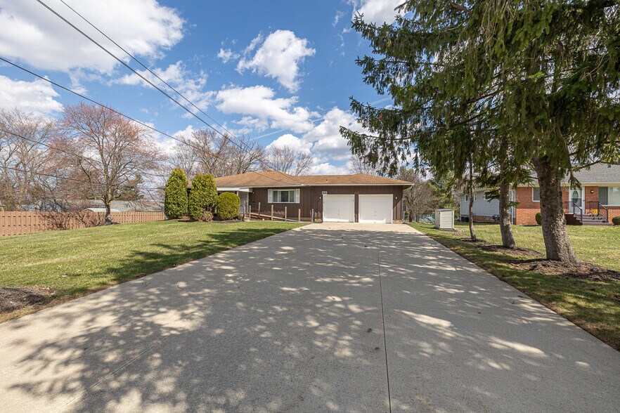 Primary Photo Of 7997 Wesley Dr, Strongsville Apartments For Sale