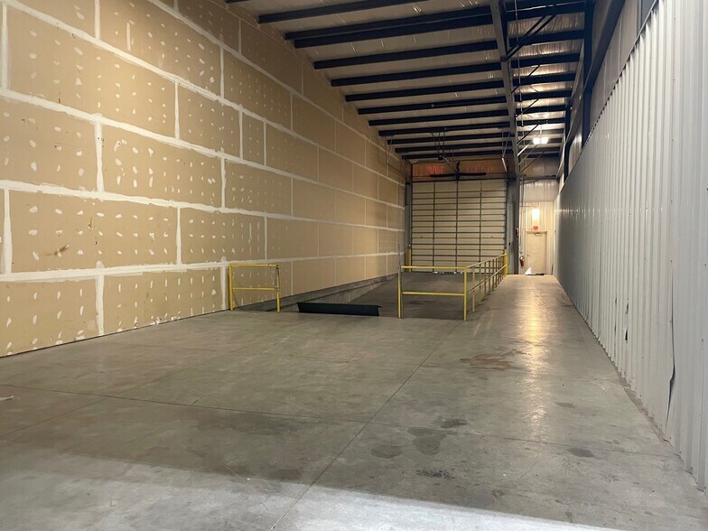 More Photos Of 2608 E 32nd Street Pl, Kearney Warehouse For Lease