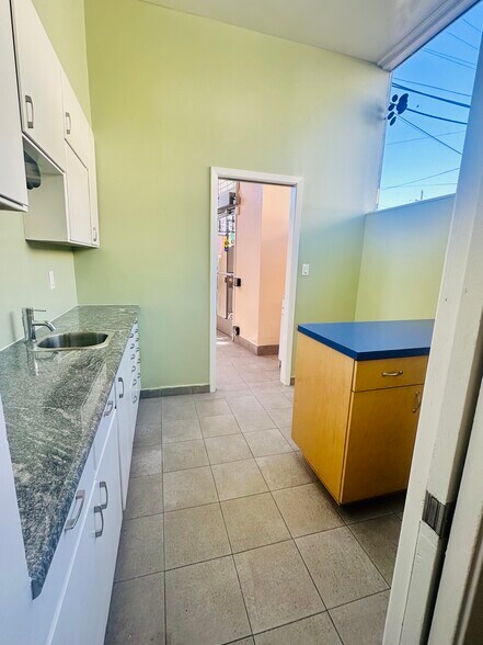 More Photos Of 5601 Mission St, San Francisco Veterinarian Kennel For Sale