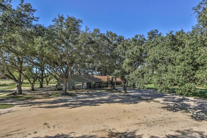 More Photos Of 14114 Highway 36, Needville Medical For Sale