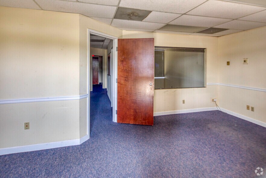 More Photos Of 9280 Bay Plaza Blvd, Tampa Unknown For Lease