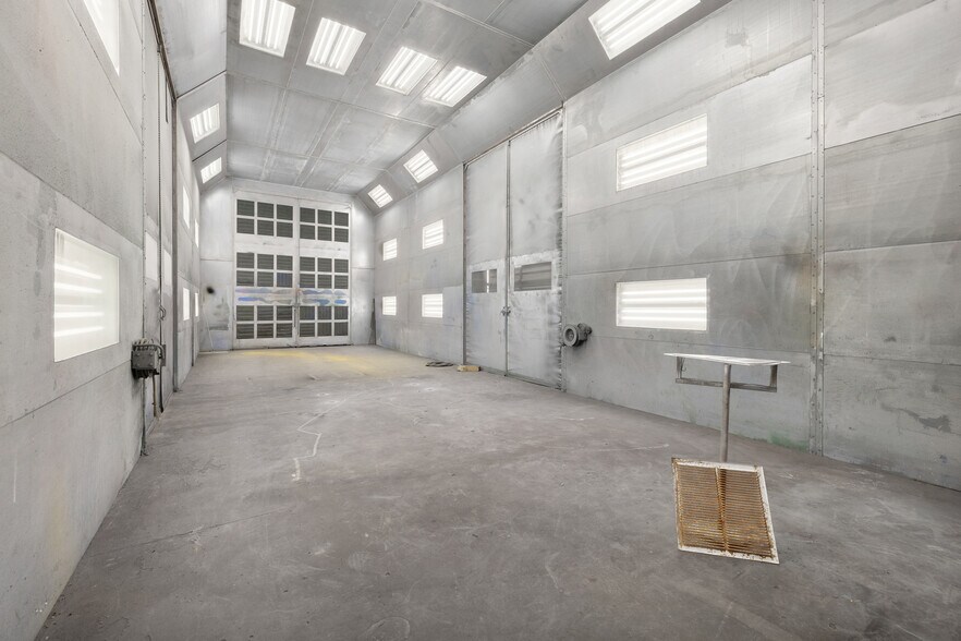 More Photos Of 12050 Proctor St, Houston Warehouse For Lease