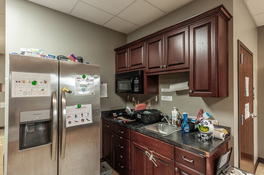 More Photos Of 20 Executive Park Dr, Hendersonville Loft Creative Space For Sale