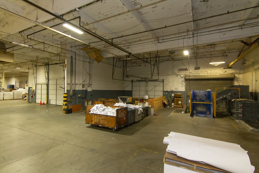 More Photos Of 2515-2517 SE Mailwell Dr, Milwaukie Manufacturing For Lease