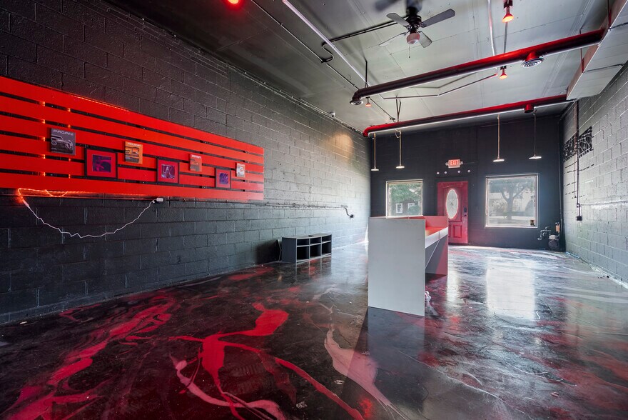 More Photos Of 1006 W 14 Mile Rd, Clawson Storefront For Lease