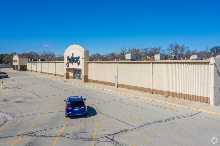 More Photos Of 1160-1300 E Army Post Rd, Des Moines Unknown For Lease