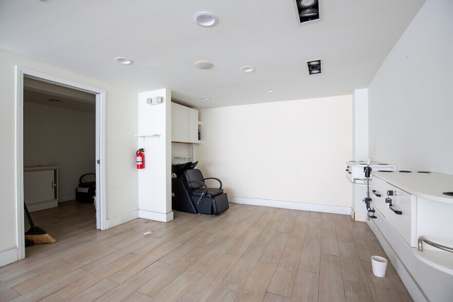 More Photos Of 9435-9439 Santa Monica Blvd, Beverly Hills Storefront Retail Office For Lease